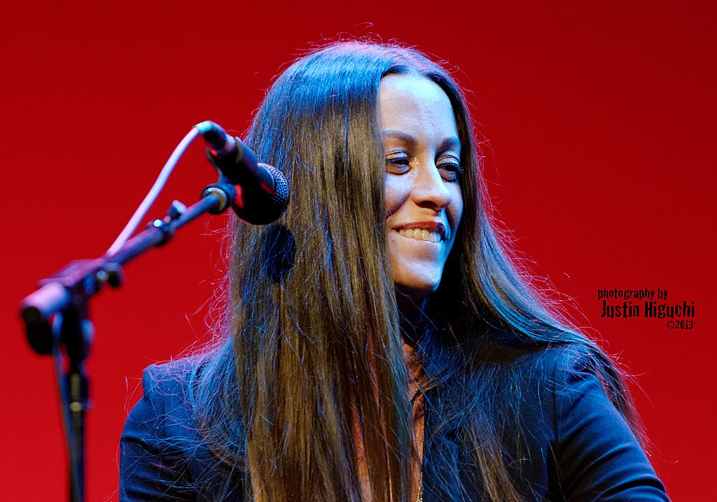 Alanis Morissette Helps To Cope With Corona